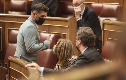 El portavoz de ERC, Gabriel Rufián, a su paso por la bancada de Vox en el Congreso.