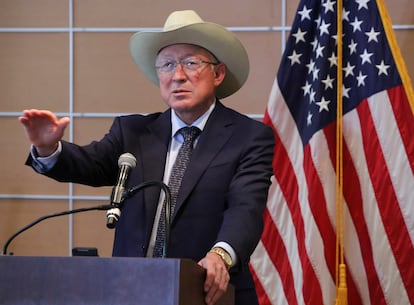 El embajador de Estados Unidos en México, Ken Salazar, durante una conferencia de prensa.