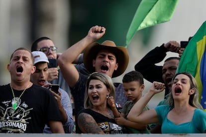 Ao centro, com uma criança no coloco, militante Sara Winter participa de ato na frente do palácio do Planalto, em 15 de maio.