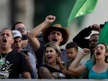 Ao centro, com uma criança no coloco, militante Sara Winter participa de ato na frente do palácio do Planalto, em 15 de maio.