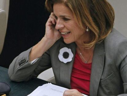 Ana Botella habla por teléfono en el Pleno del Ayuntamiento de Madrid.