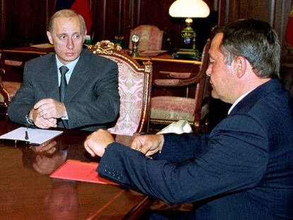 El exministro de Informaci&oacute;n de Rusia Mija&iacute;l Lesin, a la derecha, y el presidente ruso, Vladimir Putin, en 2000.