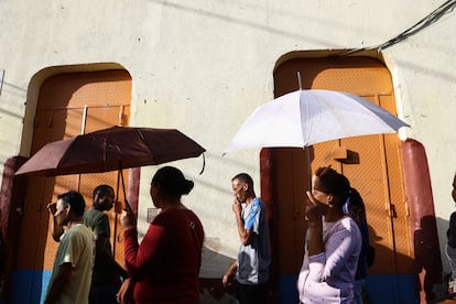 Venezolanos hacen fila al amanecer en un centro de votación del barrio Petare. 
