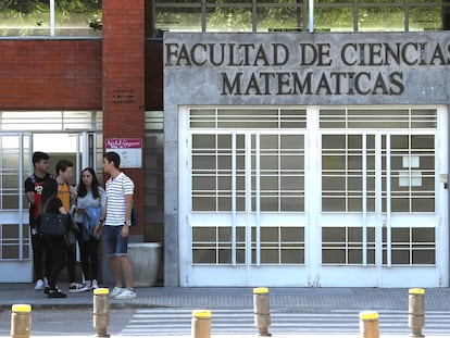 Un grupo de jóvenes, en las puertas de la Facultad de Ciencias Matemáticas de la Universidad Complutense, en mayo de 2019.