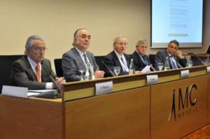 Fotografía facilitada por la mutua de accidentes de trabajo y enfermedades profesionales MC Mutual que muestra a los miembros de la Mutua Enric Reyna, Alfonso Díez, su presidente Miquel Valls, Enric Crous y el director general, Francisco Hernández, de izda a dcha.