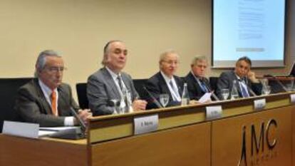 Fotografía facilitada por la mutua de accidentes de trabajo y enfermedades profesionales MC Mutual que muestra a los miembros de la Mutua Enric Reyna, Alfonso Díez, su presidente Miquel Valls, Enric Crous y el director general, Francisco Hernández, de izda a dcha.