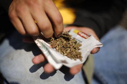 Um homem com maconha durante uma passeata no M&eacute;xico.