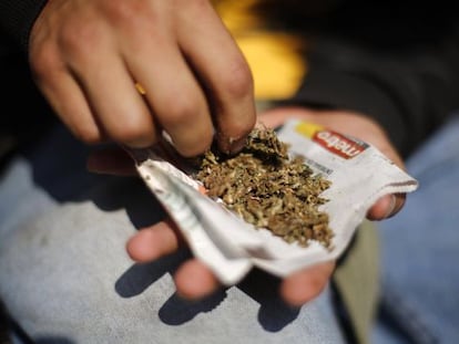 Um homem com maconha durante uma passeata no M&eacute;xico.