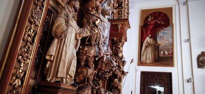 En primer plano, retablo lateral del templo. Al fondo, lienzo de san Pedro Nolasco, reci&eacute;n restaurado, obra de Juan de Toledo.