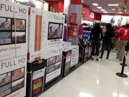 Clientes del centro comercial Target en Washington durante el 'Viernes negro'.