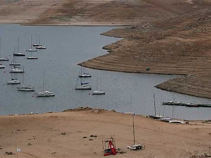 El puerto deportivo de Cervera de Buitrago, en el embalse de El Atazar, ayer.