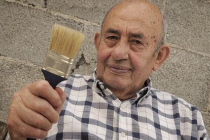 Manuel Piñeiro, el pintor que recibirá el homenaje del festival de cine de Lugo, con su instrumento de trabajo.