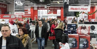 Compradores de Media Markt aprovechan las ofertas del Black Friday.