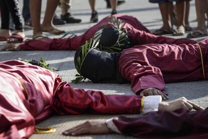 Varios penitentes filipinos tumbados delante de una iglesia para celebrar el Jueves Santo, en la localidad de San Fernando (Filipinas).