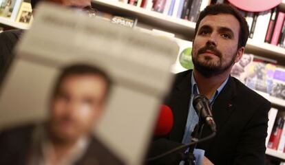 Alberto Garzón presenta su libro, A pie de escaño, en la librería La Central de Madrid.