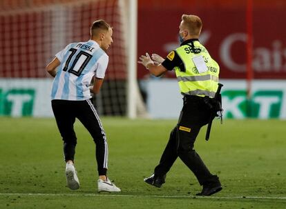 Un espontáneo se cuela en el terreno de juego durante el partido de la jornada 28 de LaLiga que Real Mallorca y FC Barcelona disputan este sábado en el estadio de Son Moix, en Palma.