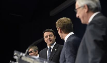 De izquierda a derecha, el primer ministro italiano, el presidente del Consejo y el presidente de la Comisión, en Bruselas el 18 de diciembre