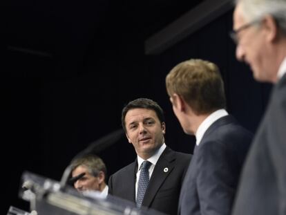 De izquierda a derecha, el primer ministro italiano, el presidente del Consejo y el presidente de la Comisi&oacute;n, en Bruselas el 18 de diciembre