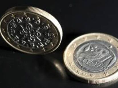 Una imagen muestra dos monedas de euro, una con el sello portugués (izquierda) y otra con el sello griego (derecha). EFE/Archivo