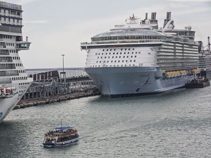 A la izquierda, Allure of the Seas, el mayor crucero del mundo, atracado ayer en Barcelona.