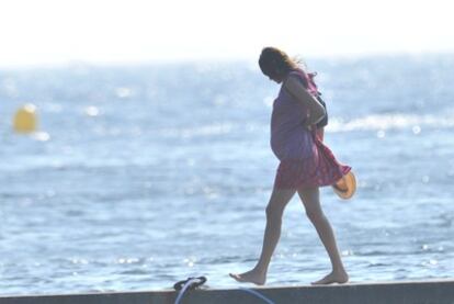 Carla Bruni pasea por la playa.