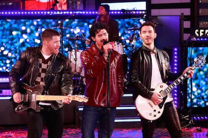 De izquierda a derecha, Nick, Joe y Kevin, los Jonas Brothers, actúan en el concierto previo a Año Nuevo, en Nueva York, el 31 de diciembre de 2024.