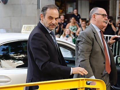 José Luís Ábalos (a la izquierda), junto a su abogado, llega al Tribunal Supremo, en Madrid, la pasada semana.