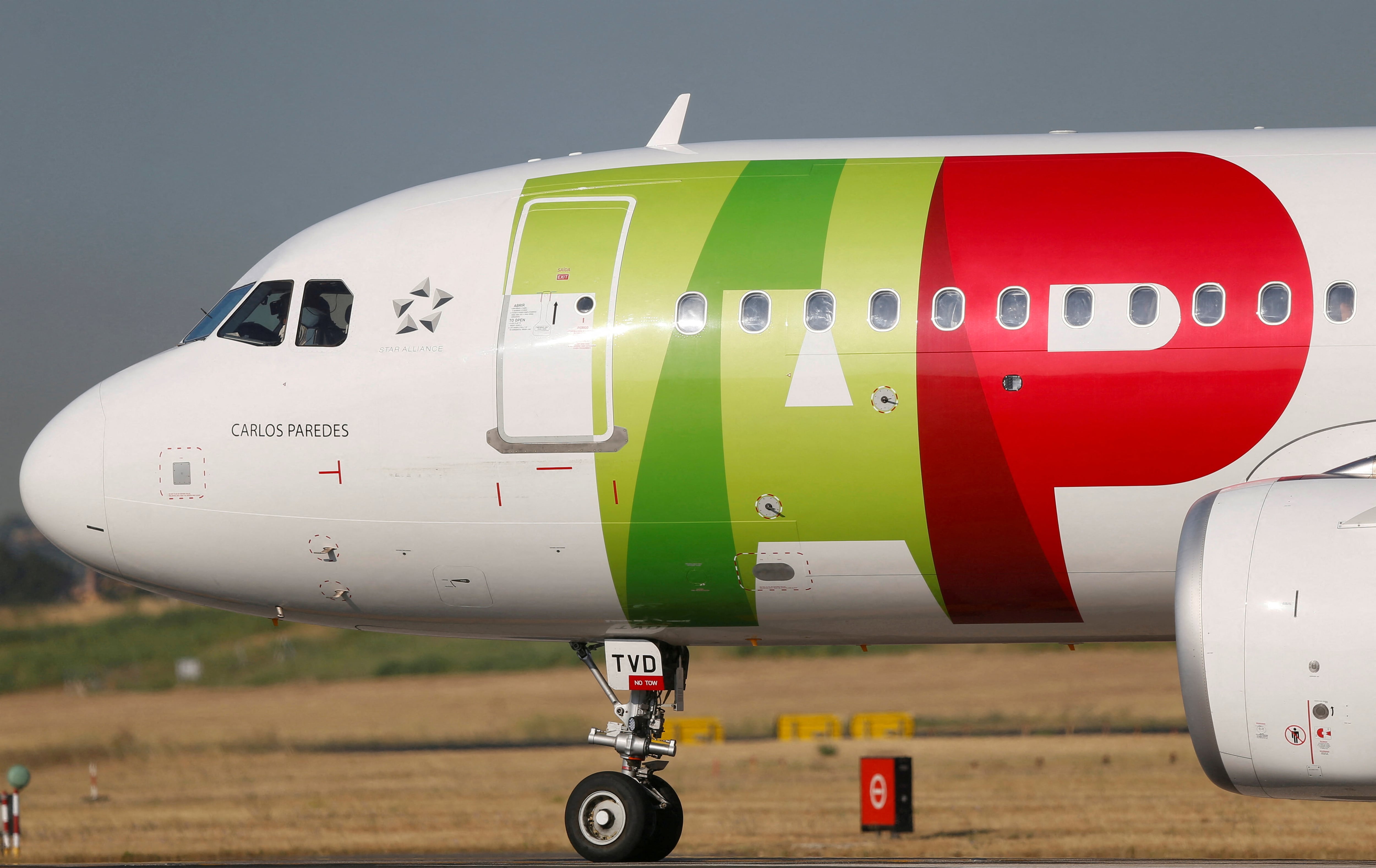 Un avión de TAP Air Portugal rueda en el aeropuerto de Lisboa.