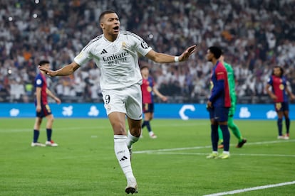 Kylian Mbappé celebra el 1-0 del Real Madrid ante el F.C. Barcelona.