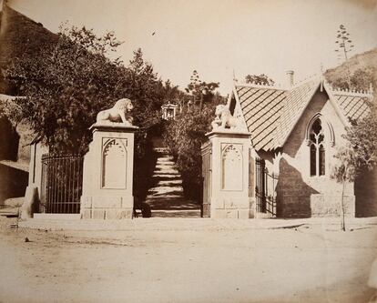 Fernández Rivero calcula que el fotógrafo francés hizo unas 800 imágenes entre 1858 y 1870. Un ejemplo es esta vista de la entrada al cementerio inglés, en Málaga.