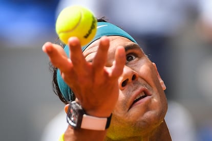 Nadal, al servicio en la final del Roland Garros frente al noruego Ruud.