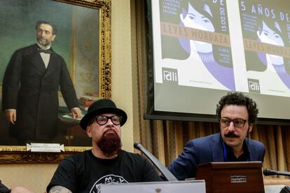 El cantante César Strawberry, junto a Dario Adanti, cofundador de la revista 'Mongolia', en unas jornadas sobre el Código Penal y la libertad de expresión celebradas en el Congreso, en 2020.