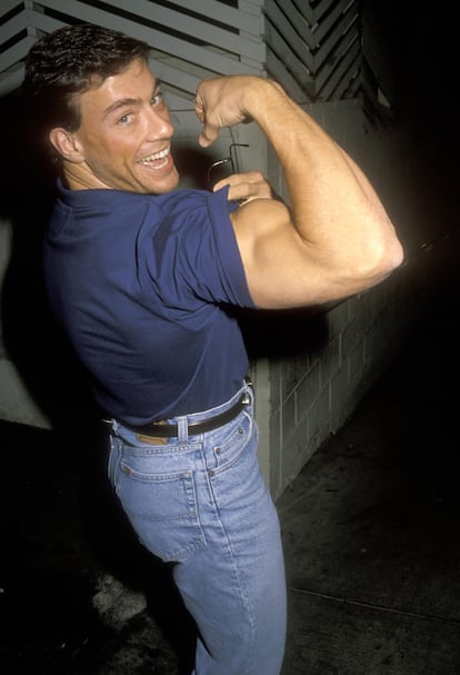 El actor Jean-Claude Van Damme enseña uno de sus grandes talentos (su musculado bíceps) en octubre de 1990 en West Hollywood, Los Ángeles.