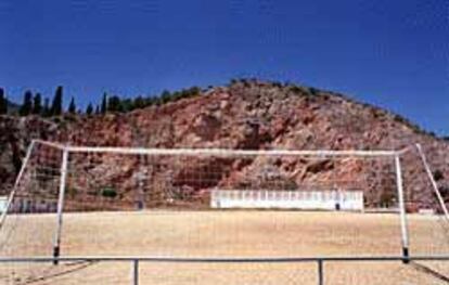 La cantera de La Vilavella, cuyas rocas sirvieron para construir el puerto de Burriana, ha sido ocupada hoy por un polideportivo.