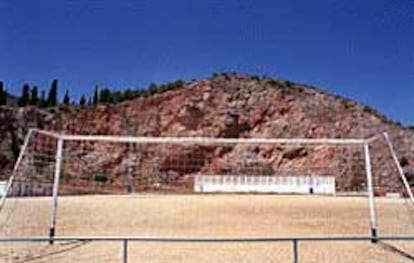 La cantera de La Vilavella, cuyas rocas sirvieron para construir el puerto de Burriana, ha sido ocupada hoy por un polideportivo.