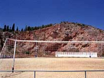 La cantera de La Vilavella, cuyas rocas sirvieron para construir el puerto de Burriana, ha sido ocupada hoy por un polideportivo.
