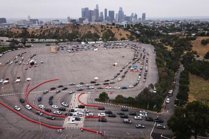 Foto aérea tomada con un drone  muestra varias filas de coches donde sus conductores esperan para hacerse la prueba de COVID-19 en el aparcamiento del Dodge Stadium, en Los Angeles, California. Aproximadamente 6.500 personas realizan el test en el Estadio Dodge, seis días a la semana, es el sitio de pruebas más grande del país, uno de cinco puntos establecidos con este fin en Los Ángeles. El gobernador de California, Gavin Newsom, anunció el 1 de julio nuevas medidas, ya que el número de personas infectadas por el virus se ha disparado recientemente en California. 