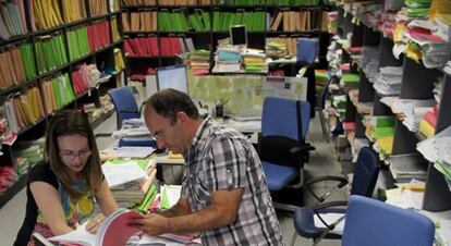 Dos funcionarios, en los archivos de un juzgado de Málaga.