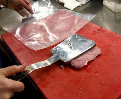 ESPALMANDO LA CARNE / CAPEL