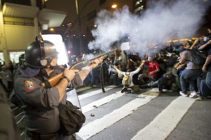 Manifestantes y policías en la protesta contra el aumento de las tarifas de transporte público este jueves en São Paulo (Brasil).