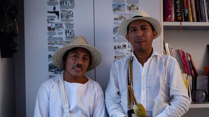 Jaime Luis Arias y Sebastián Pastor Mojica, representantes de los pueblos indígenas de la Sierra Nevada de Santa Marta, el pasado noviembre en París.