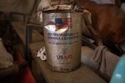 USAID no solo financiaba programas de seguridad alimentaria. También apoyaba servicios para el sector de la salud, gestión de sus recursos humanos, entrenamiento técnico para trabajadores sanitarios, rehabilitación de infraestructuras públicas, sistema informático para el sector sanitario y equipos médicos, entre otros programas. “El presupuesto para la rehabilitación del 40% de las instalaciones públicas había sido aprobado, pero tristemente ahora ha sido interrumpido”, expresa Mebrahtom Belay, responsable de USAID en Tigray. Uno de los programas que se ha visto gravemente afectado es el de la lucha contra el VIH, una enfermedad que aumentó dramáticamente con la guerra. Según datos proporcionados por la oficina de la Respuesta Oral Multisectorial para la Prevención y el Control del VIH, el 3% de la población de Tigray (de unos 5,5 millones de personas) ha contraído la enfermedad. El 85% de las prostitutas son seropositivas y el 5,5% de la población de los centros de refugiados ha contraído el virus.