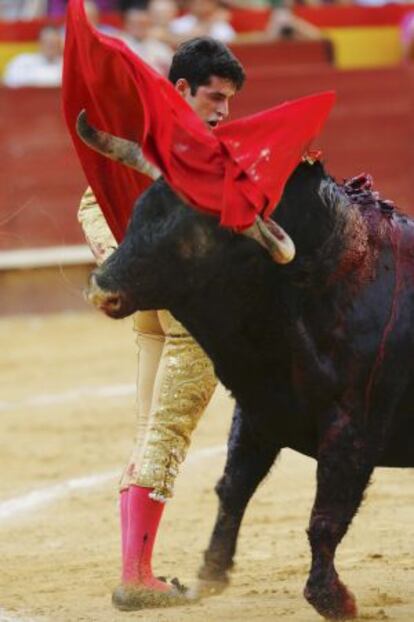 El diestro Alejandro Talavante da un pase a su segundo toro durante el quinto festejo de la Feria de Julio de Valencia.
