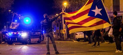 Manifestantes en los alrededores de la Delegación del Gobierno en Barcelona.