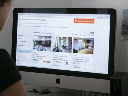 Una joven consulta una pagina web de anuncios de pisos de alquiler.