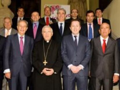 De izquierda a derecha: Ángel Ron, Juan Miguel Villar-Mir, S.E. El Cardenal Rouco, Javier Cremades, Emilio Botín y Borja Prado. En la segunda fila de izq. A drcha.  David Álvares, David Hatchwell, Antonio Fernández Galiano, y Rafael González Cobos. En la tercera fila de izq. A dcha. Raimundo Pérez Hernádez, Juan Manuel Cendoya, Javier Prades y josé Miguel Abat.