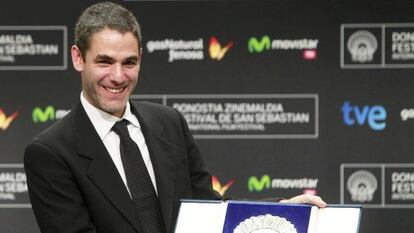 El director Fernando Eimbcke muestra la Concha de Plata al mejor director, tras la gala de clausura de la 61 edici&oacute;n del Festival Internacional de Cine de San Sebasti&aacute;n.