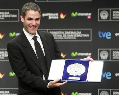 El director Fernando Eimbcke muestra la Concha de Plata al mejor director, tras la gala de clausura de la 61 edici&oacute;n del Festival Internacional de Cine de San Sebasti&aacute;n.