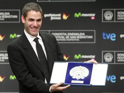 El director Fernando Eimbcke muestra la Concha de Plata al mejor director, tras la gala de clausura de la 61 edici&oacute;n del Festival Internacional de Cine de San Sebasti&aacute;n.