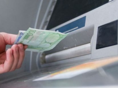 Un hombre saca euros de un cajero automático. EFE/Archivo